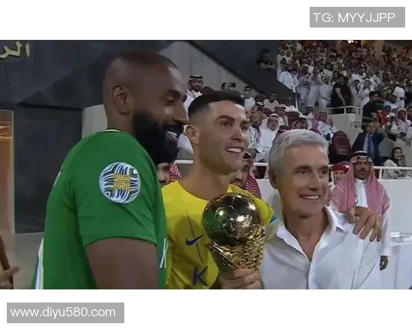 足球明星荣耀时刻捧奖杯的精彩瞬间回顾与分享 足球明星荣耀时刻捧奖杯的精彩瞬间回顾与分享